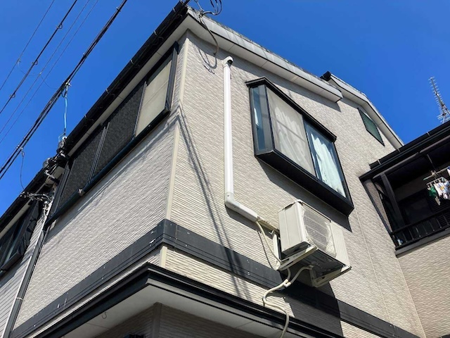 八尾市外壁・屋根塗装工事の現場調査・シーリングなど各部分が劣化しており棟板金の状態が非常に悪いケース